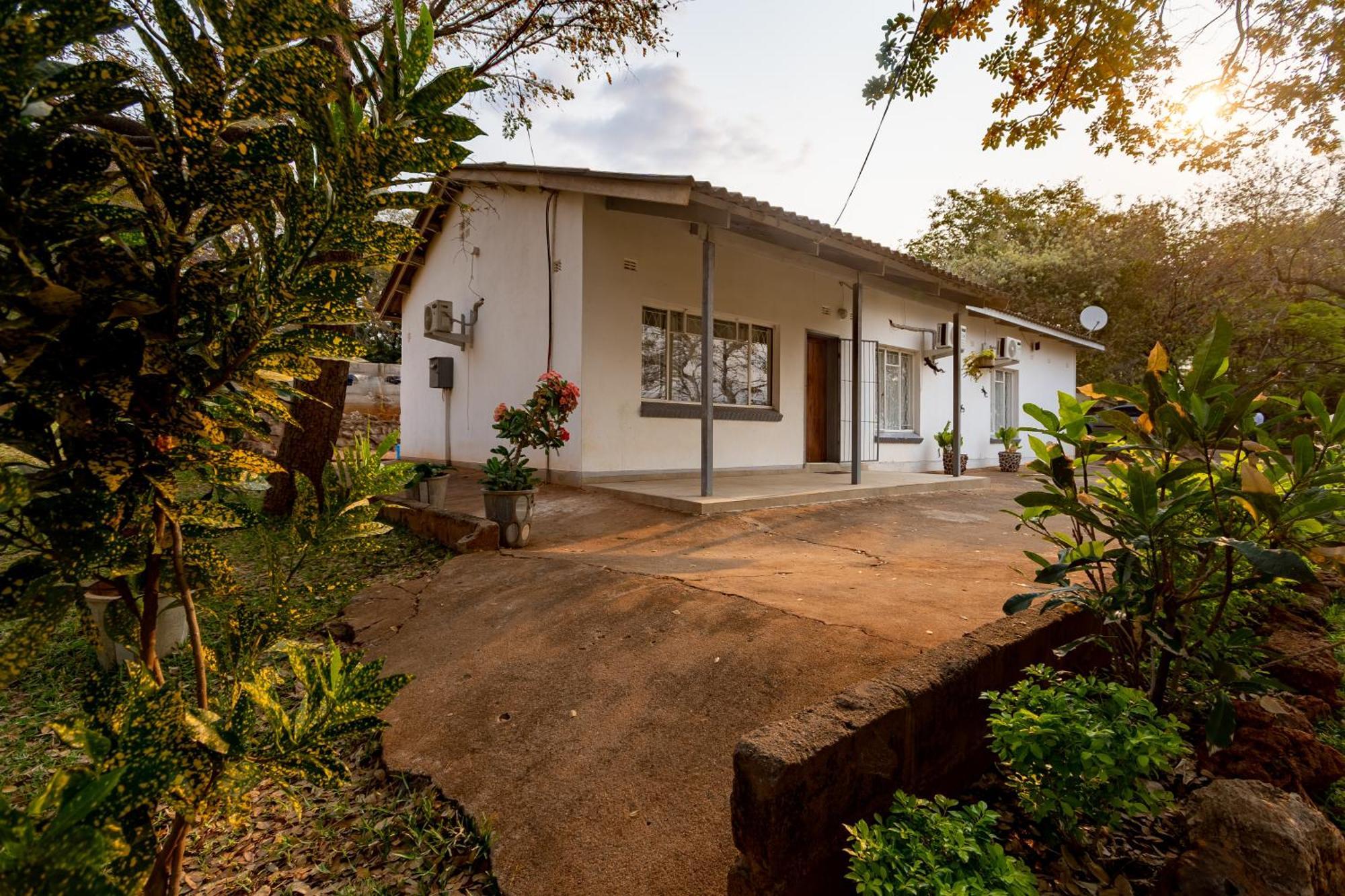 Wood Road Guest Lodge Victoria Falls Eksteriør bilde