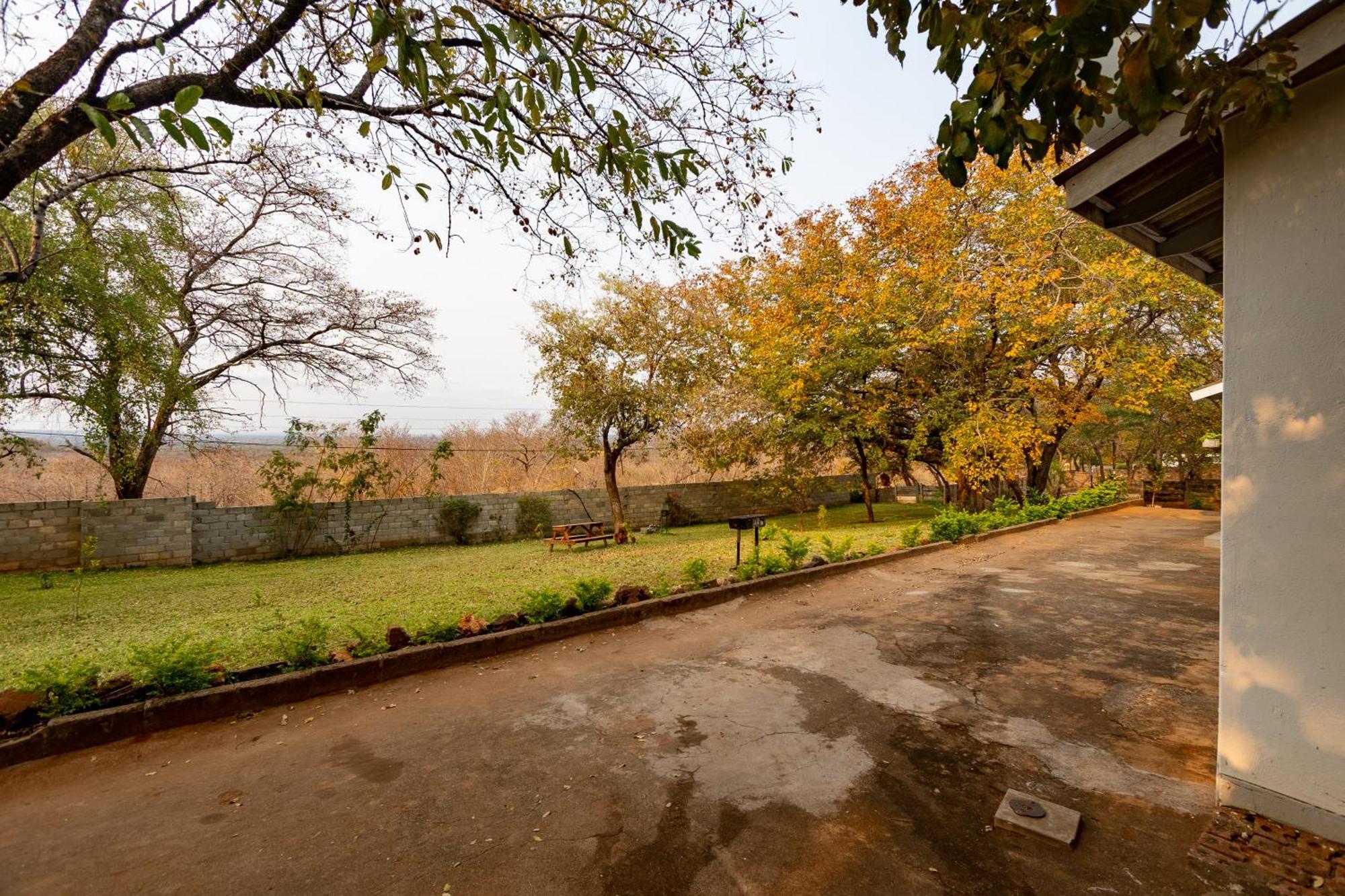 Wood Road Guest Lodge Victoria Falls Eksteriør bilde