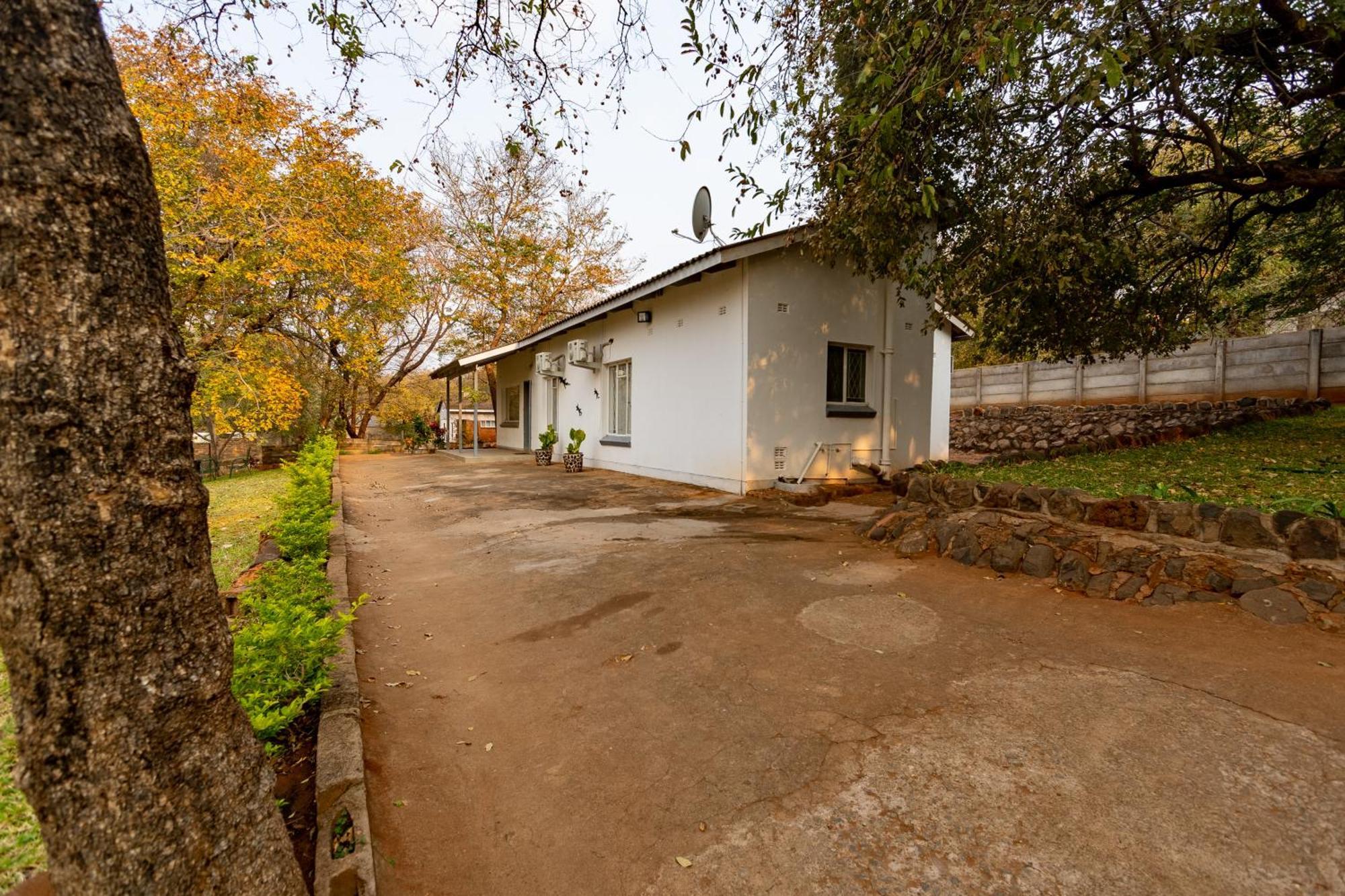 Wood Road Guest Lodge Victoria Falls Eksteriør bilde